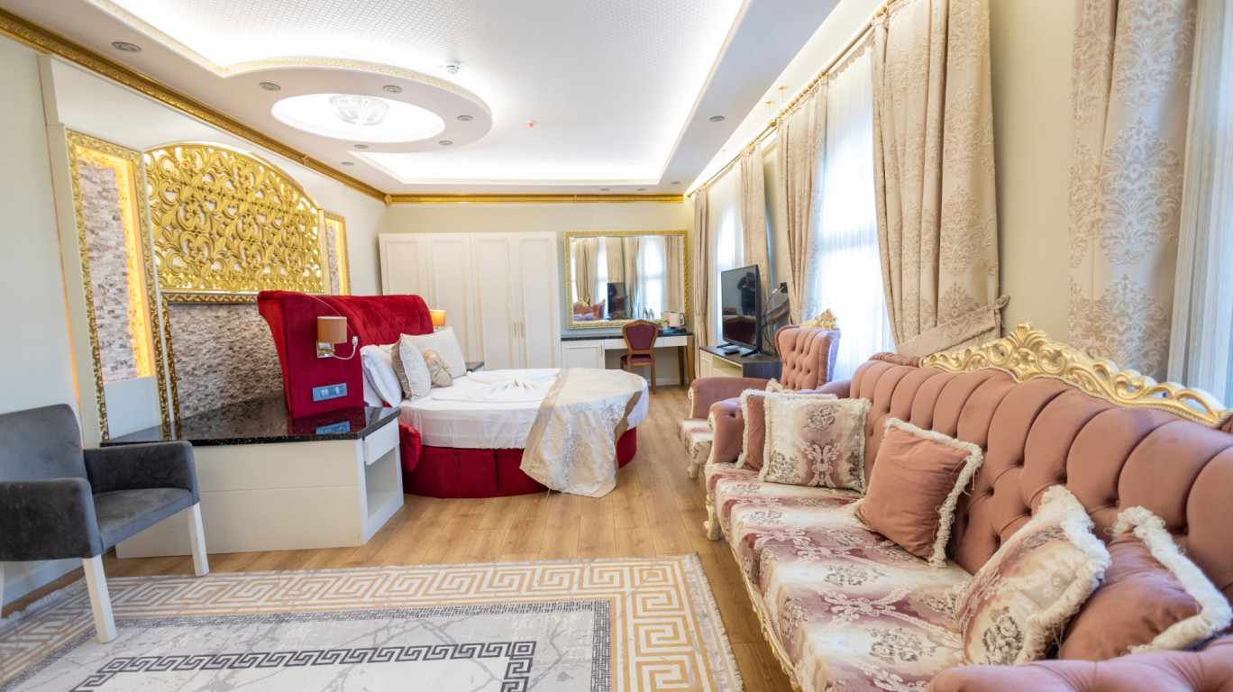 Queen Suite with Spa Tub