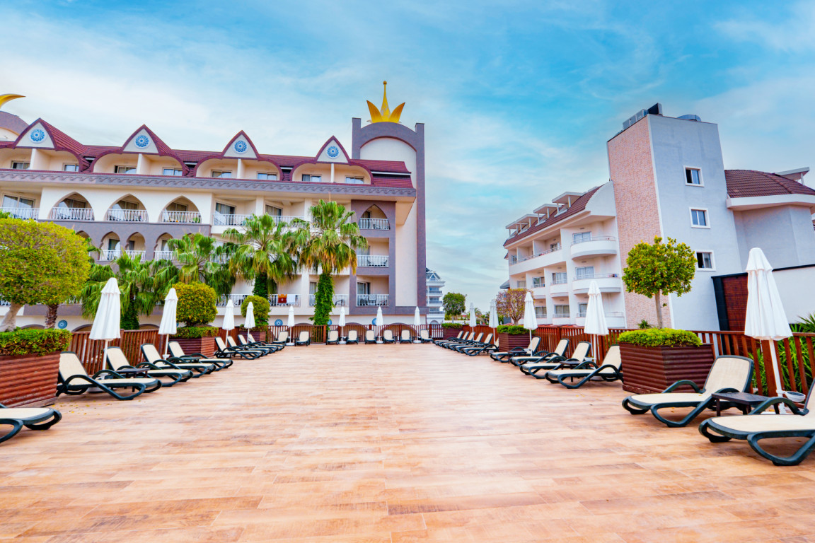 Side Crown Palace