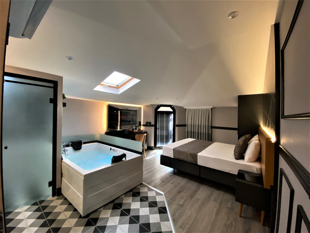 Jacuzzi Suite