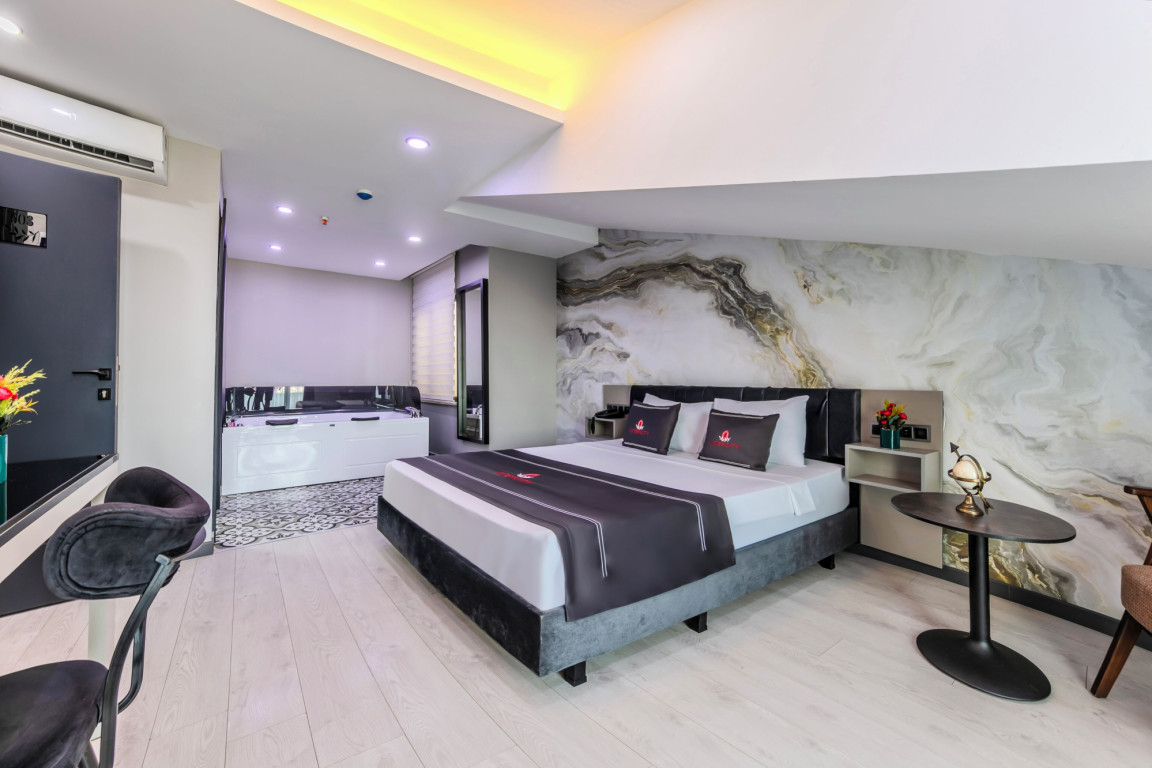 Deluxe King Suite With Jacuzzi