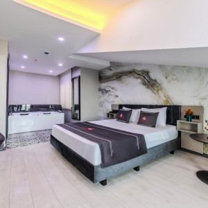 Deluxe King Suite With Jacuzzi