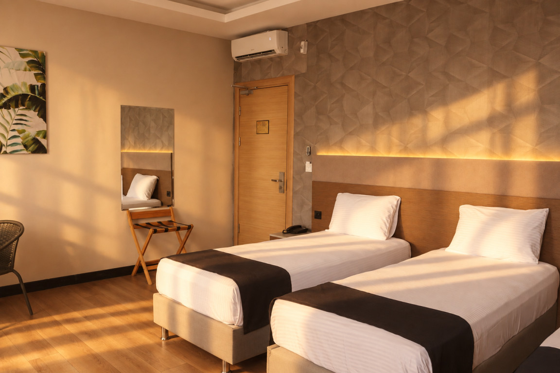 Deluxe Triple Room – Niconya Port Suite & Hotel (2/6)
